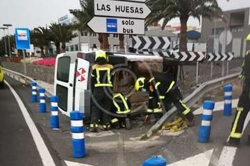 Semivuelco de una furgoneta en la entrada a Las Huesas (Telde) desde la GC-1/TA.